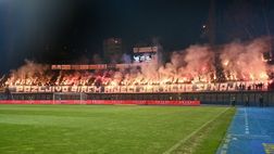 Non solo la curva, l’intero stadio fiammeggiante al derby di Sarajevo: trionfo Zeljeznicar
