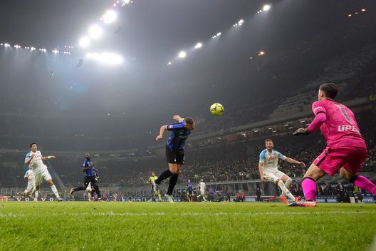 (Photo by Mattia Ozbot - Inter/Inter via Getty Images) dzeko inter napoli