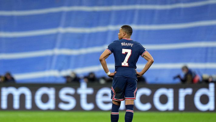 MADRID, SPAIN - MARCH 09: Kylian Mbappe of Paris Saint-Germain looks dejected during the UEFA Champions League Round Of Sixteen Leg Two match between Real Madrid and Paris Saint-Germain at Estadio Santiago Bernabeu on March 09, 2022 in Madrid, Spain. (Photo by Angel Martinez/Getty Images) MBAPPE INGAGGIO MOSTRUOSO