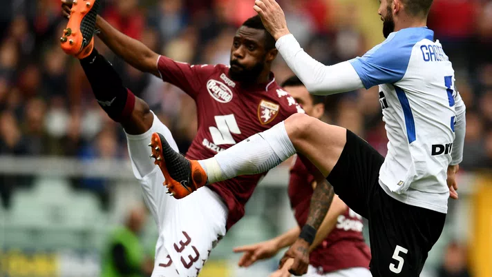 TURIN, ITALY - APRIL 08:  Roberto Gagliardini of FC Internazionale (R) and Nicolas Alexis Julio N'Koulou N'Doubena of Torino FC compete for the ball during the serie A match between Torino FC and FC Internazionale at Stadio Olimpico di Torino on April 8, 2018 in Turin, Italy.  (Photo by Claudio Villa - Inter/Inter via Getty Images)