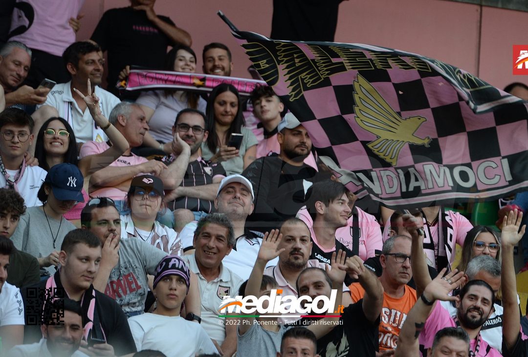 Fototifo, i tifosi allo stadio per Palermo-Feralpisaló 1-0 (gallery) - immagine 121