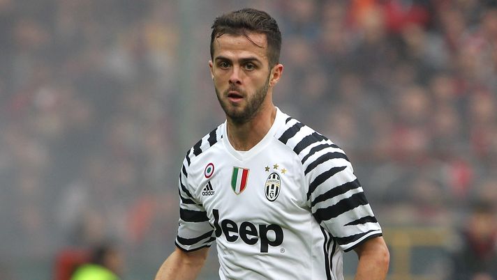 GENOA, ITALY - NOVEMBER 27:  Miralem Pjanic of Juventus FC in action during the Serie A match between Genoa CFC and Juventus FC at Stadio Luigi Ferraris on November 27, 2016 in Genoa, Italy.  (Photo by Marco Luzzani/Getty Images) 