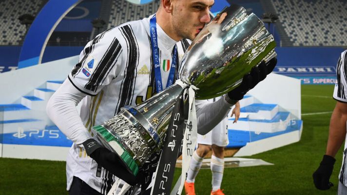 REGGIO NELL'EMILIA, ITALY - JANUARY 20: Merih Demiral of Juventus celebrates with the PS5 Supercup after victory in the Italian PS5 Supercup match between Juventus and SSC Napoli at Mapei Stadium - Citta' del Tricolore on January 20, 2021 in Reggio nell'Emilia, Italy. (Photo by Claudio Villa/Getty Images) Gazzetta: “Demiral è pronto a dire addio: Juve disposta a cederlo, le cifre e lo scambio…” - immagine 1