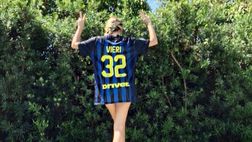 Costanza Caracciolo regala una maglia di Pjanic, la faccia è tutta un programma