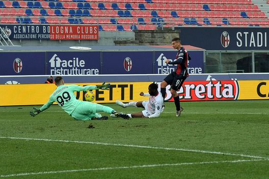 BOLOGNA, ITALY - JANUARY 30: Gianluigi Donnarumma goalkeeper of AC Milan saves his goal during the Serie A match between Bologna FC and AC Milan at Stadio Renato Dall'Ara on January 30, 2021 in Bologna, Italy. (Photo by Mario Carlini / Iguana Press/Getty Images) BOLOGNA, ITALY - JANUARY 30: Gianluigi Donnarumma goalkeeper of AC Milan saves his goal during the Serie A match between Bologna FC and AC Milan at Stadio Renato Dall'Ara on January 30, 2021 in Bologna, Italy. (Photo by Mario Carlini / Iguana Press/Getty Images)
