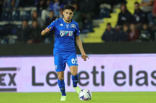 EMPOLI, ITALY - OCTOBER 01: Fabiano Parisi of Empoli FC in action during the Serie A match between Empoli FC and AC MIlan at Stadio Carlo Castellani on October 1, 2022 in Empoli, Italy. (Photo by Gabriele Maltinti/Getty Images) Fiorentina-Lazio, non solo in campo: sfida di mercato per un giovane talento- immagine 2