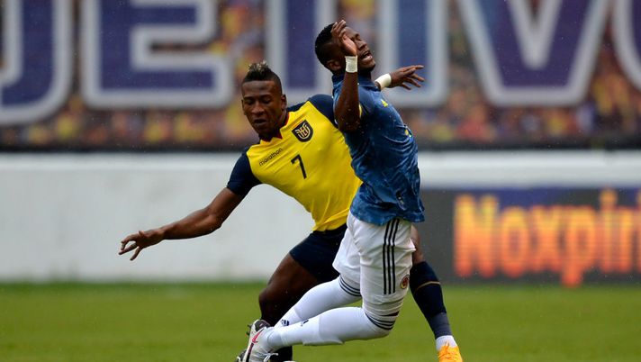 QUITO, ECUADOR - NOVEMBER 17: Luis Orejuela of Colombia fights for the ball with Pervis Estupiñán of Ecuador during a match between Ecuador and Colombia as part of South American Qualifiers for World Cup FIFA Qatar 2022 at Rodrigo Paz Delgado Stadium on November 17, 2020 in Quito, Ecuador. (Photo by Rodrigo Buendia-Pool/Getty Images) QUITO, ECUADOR - NOVEMBER 17: Luis Orejuela of Colombia fights for the ball with Pervis Estupiñán of Ecuador during a match between Ecuador and Colombia as part of South American Qualifiers for World Cup FIFA Qatar 2022 at Rodrigo Paz Delgado Stadium on November 17, 2020 in Quito, Ecuador. (Photo by Rodrigo Buendia-Pool/Getty Images)