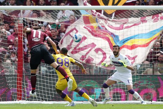 SALERNO, ITALY - APRIL 24: Milan Djuric of US Salernitana scores the 1-0 goal during the Serie A match between US Salernitana and ACF Fiorentina at Stadio Arechi on April 24, 2022 in Salerno, Italy. (Photo by Francesco Pecoraro/Getty Images) SALERNO, ITALY - APRIL 24: Milan Djuric of US Salernitana scores the 1-0 goal during the Serie A match between US Salernitana and ACF Fiorentina at Stadio Arechi on April 24, 2022 in Salerno, Italy. (Photo by Francesco Pecoraro/Getty Images)