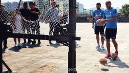 GALLERY / Biabiany e Gabigol in visita alle mura di Nanchino: tanti i fan ad accoglierli