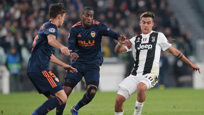 TURIN, ITALY - NOVEMBER 27:  Paulo Dybala of Juventus is challenged by Geoffrey Kondogbia of Valencia CF during the Group H match of the UEFA Champions League between Juventus and Valencia at Allianz Stadium on November 27, 2018 in Turin, Italy.  (Photo by Emilio Andreoli/Getty Images)  TURIN, ITALY - NOVEMBER 27:  Paulo Dybala of Juventus is challenged by Geoffrey Kondogbia of Valencia CF during the Group H match of the UEFA Champions League between Juventus and Valencia at Allianz Stadium on November 27, 2018 in Turin, Italy.  (Photo by Emilio Andreoli/Getty Images)