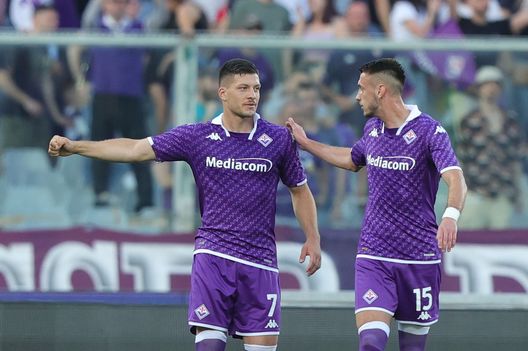 FLORENCE, ITALY - MAY 27: Luka Jovic of ACF Fiorentina celebrates after scoring a goal during the Serie A match between ACF Fiorentina and AS Roma at Stadio Artemio Franchi on May 27, 2023 in Florence, Italy. (Photo by Gabriele Maltinti/Getty Images) Cecchi: “Questo Jovic giochi, ma mettiamoci in testa che il West Ham è favorito”- immagine 2