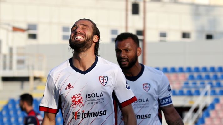 CROTONE, ITALY - FEBRUARY 28: Leonardo Pavoletti of Cagliari celebrates after scoring his team's opening goal during the Serie A match between FC Crotone and Cagliari Calcio at Stadio Comunale Ezio Scida on February 28, 2021 in Crotone, Italy. (Photo by Maurizio Lagana/Getty Images) 