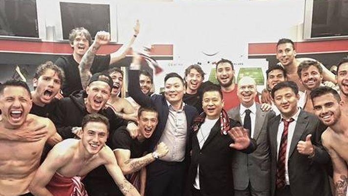 FOTO – Inter-Milan, Yonghong Li e Han Li festeggiano negli spogliatoi - immagine 1