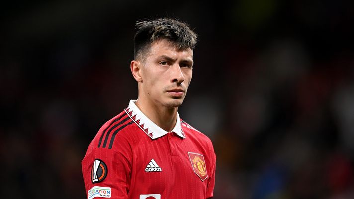 MANCHESTER, ENGLAND - SEPTEMBER 08: Lisandro Martinez of Manchester United looks dejected following their sides defeat in the UEFA Europa League group E match between Manchester United and Real Sociedad at Old Trafford on September 08, 2022 in Manchester, England. (Photo by Michael Regan/Getty Images) Il ritorno…del Macellaio: Lisandro Martinez accolto a Old Trafford con la bandiera che era stata proibita! - immagine 1