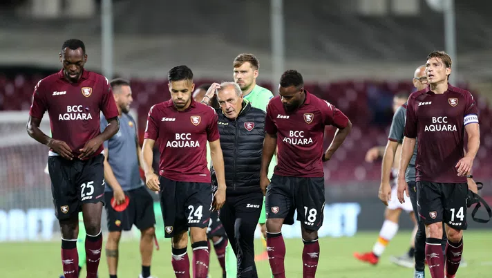 SALERNO, ITALY - AUGUST 29: Fabrizio Castori US Salernitana coach and his players show disappointment after the Serie A match between US Salernitana and AS Roma at Stadio Arechi on August 29, 2021 in Salerno, Italy. (Photo by Francesco Pecoraro/Getty Images)