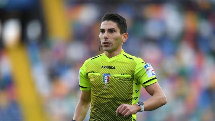 UDINE, ITALY - NOVEMBER 07: Referee Federico Dionisi looks on during the Serie A match between Udinese Calcio v US Sassuolo at Dacia Arena on November 07, 2021 in Udine, Italy. (Photo by Alessandro Sabattini/Getty Images) Chi è Dionisi, l’arbitro di Fiorentina-Sampdoria - immagine 1