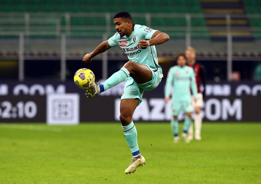 MILAN, ITALY - JANUARY 09: Gleison Bremer of Torino F.C. jumps to control the ball during the Serie A match between AC Milan and Torino FC at Stadio Giuseppe Meazza on January 09, 2021 in Milan, Italy. Sporting stadiums around Italy remain under strict restrictions due to the Coronavirus Pandemic as Government social distancing laws prohibit fans inside venues resulting in games being played behind closed doors. (Photo by Marco Luzzani/Getty Images) MILAN, ITALY - JANUARY 09: Gleison Bremer of Torino F.C. jumps to control the ball during the Serie A match between AC Milan and Torino FC at Stadio Giuseppe Meazza on January 09, 2021 in Milan, Italy. Sporting stadiums around Italy remain under strict restrictions due to the Coronavirus Pandemic as Government social distancing laws prohibit fans inside venues resulting in games being played behind closed doors. (Photo by Marco Luzzani/Getty Images)