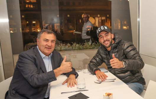 GERMOGLI PH: 23 NOVEMBRE 2022 FIRENZE RISTORANTE GOLDEN VIEW IL DIRETTORE DELLA FIORENTINA JOE BARONE A CEDNA CON IL GIOCATORE GONZALEZ Nico-Fiorentina, torna il sereno: cessione? Adesso no, ma in estate…- immagine 2