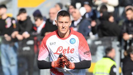 LA SPEZIA, ITALY - FEBRUARY 05: Pierluigi Gollini of Napoli warms up before the Serie A match between Spezia Calcio and SSC Napoli at Stadio Alberto Picco on February 05, 2023 in La Spezia, Italy. (Photo by SSC NAPOLI/SSC NAPOLI via Getty Images) Gollini