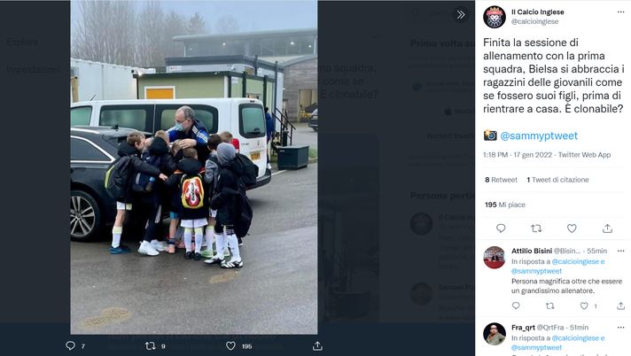 FOTO Leeds, il nobile gesto di Bielsa: “El Loco” paterno con i bambini della cantera Bielsa