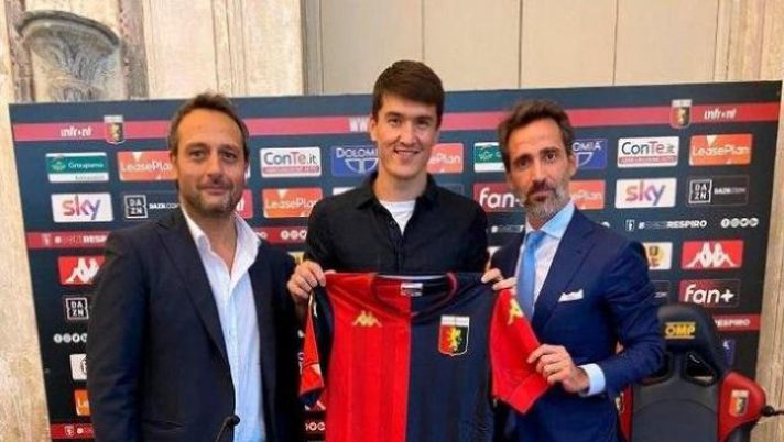 Eldor Shomurodov al suo arrivo a Genova 