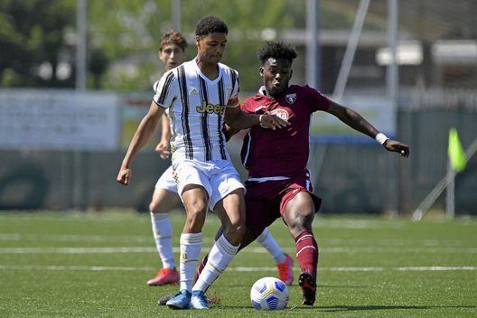 VINOVO, ITALY - JUNE 13: Koni De Winter of Juventus during the Primavera 1 TIM match between Torino U19 and Juventus U19 at Centro Sportivo Bertolotti on June 13, 2021 in Volpiano, Italy. (Photo by Filippo Alfero - Juventus FC/Juventus FC via Getty Images) Primavera, si riparte dal derby: il Torino ospita una Juventus in difficoltà- immagine 3