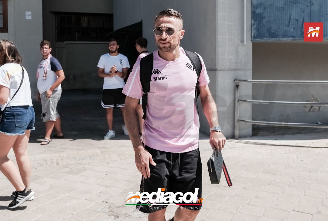 FOTO Reggina-Palermo, i rosanero di Corini in partenza dal “Renzo Barbera” (Gallery) - immagine 26