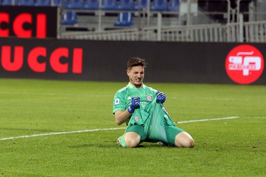 CAGLIARI, ITALY - DECEMBER 06: Alessio Cragno reacts during the Serie A match between Cagliari Calcio and Torino FC at Sardegna Arena on December 06, 2021 in Cagliari, Italy. (Photo by Enrico Locci/Getty Images) Consigli Fantacalcio, 3 portieri per la 38a giornata: Cragno per la salvezza, Musso per l’Europa- immagine 2