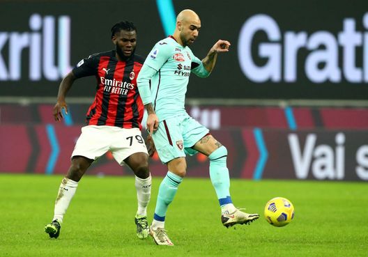  MILAN, ITALY - JANUARY 09: Simone Zaza of Torino F.C. passes the ball under pressure from Franck Kessie of A.C. Milan during the Serie A match between AC Milan and Torino FC at Stadio Giuseppe Meazza on January 09, 2021 in Milan, Italy. Sporting stadiums around Italy remain under strict restrictions due to the Coronavirus Pandemic as Government social distancing laws prohibit fans inside venues resulting in games being played behind closed doors. (Photo by Marco Luzzani/Getty Images) 