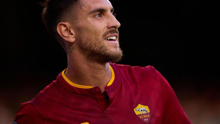SEVILLE, SPAIN - OCTOBER 13: Lorenzo Pellegrini of AS Roma looks on during the UEFA Europa League group C match between Real Betis and AS Roma at Estadio Benito Villamarin on October 13, 2022 in Seville, Spain. (Photo by Fran Santiago/Getty Images) Roma, escluse lesioni per Pellegrini: le sue condizioni e la sua possibile gestione - immagine 1