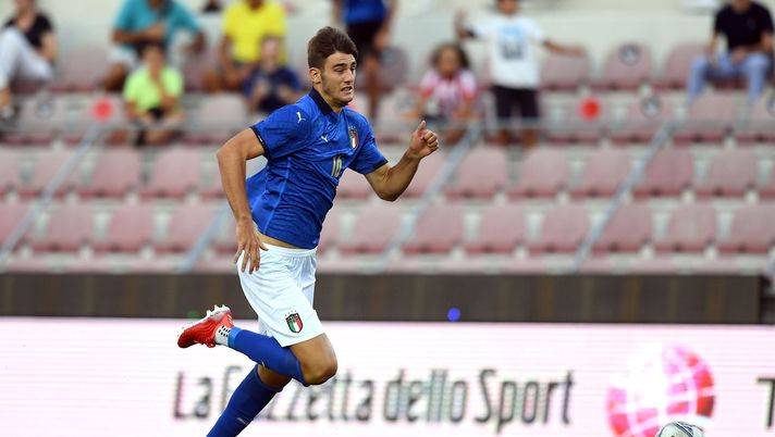 VICENZA, ITALY - SEPTEMBER 07: Lorenzo Lucca of Italy U21 in action during the UEFA European Under-21 Championship Qualifier between Italy U21 and Montenegro U21 at Stadio Romeo Menti on September 07, 2021 in Vicenza, Italy. (Photo by Alessandro Sabattini/Getty Images) Italia U21, in campo anche Lucca: l’attaccante segna la sua prima rete azzurra - immagine 1