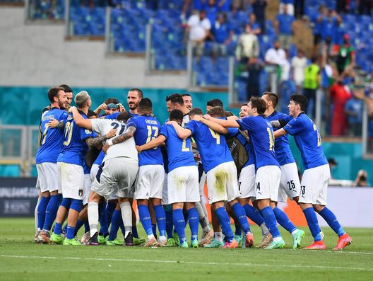 ROME, ITALY - JUNE 20: Players of Italy celebrate at the end of the UEFA Euro 2020 Championship Group A match between Italy and Wales at Olimpico Stadium on June 20, 2021 in Rome, Italy. (Photo by Claudio Villa/Getty Images) ROME, ITALY - JUNE 20: Players of Italy celebrate at the end of the UEFA Euro 2020 Championship Group A match between Italy and Wales at Olimpico Stadium on June 20, 2021 in Rome, Italy. (Photo by Claudio Villa/Getty Images)