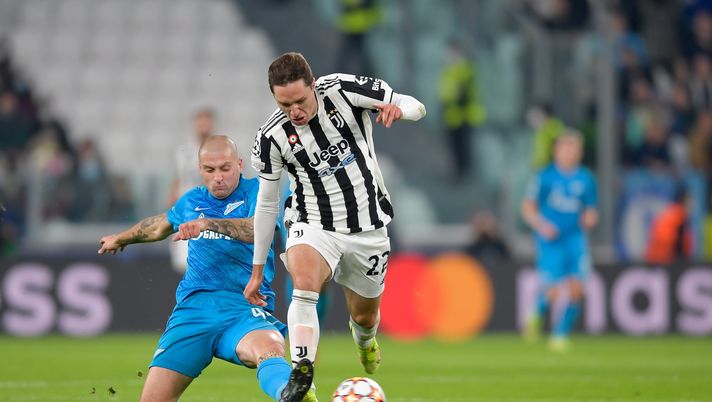 TURIN, ITALY - NOVEMBER 02: Federico Chiesa of Juventus is challenged by Jaroslav Rakitskij of Zenit St. Petersburg during the UEFA Champions League group H match between Juventus and Zenit St. Petersburg at Juventus Stadium on November 02, 2021 in Turin, Italy. (Photo by Daniele Badolato - Juventus FC/Juventus FC via Getty Images) TURIN, ITALY - NOVEMBER 02: Federico Chiesa of Juventus is challenged by Jaroslav Rakitskij of Zenit St. Petersburg during the UEFA Champions League group H match between Juventus and Zenit St. Petersburg at Juventus Stadium on November 02, 2021 in Turin, Italy. (Photo by Daniele Badolato - Juventus FC/Juventus FC via Getty Images)