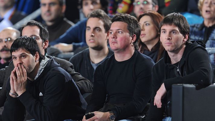 BARCELONA, SPAIN - JANUARY 28:  Lionel Messi (R) of FC Barcelona and his brothers Matias and Rodrigo attend the Euroleague Basketball 2009-2010 Last 16 Game 1 between Regal FC Barcelona vs Maroussi BC at Palau Blaugrana on January 28, 2010 in Barcelona, Spain.  (Photo by Rodolfo Molina/EB via Getty Images) 