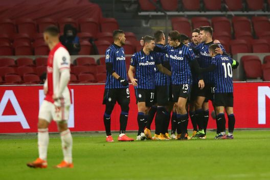 AMSTERDAM, NETHERLANDS - DECEMBER 09: Luis Muriel of Atalanta B.C celebrates with team mates Marten De Roon and Remo Freuler after scoring their sides first goal during the UEFA Champions League Group D stage match between Ajax Amsterdam and Atalanta BC at Johan Cruijff Arena on December 09, 2020 in Amsterdam, Netherlands. Sporting stadiums around Natherlands remain under strict restrictions due to the Coronavirus Pandemic as Government social distancing laws prohibit fans inside venues resulting in games being played behind closed doors. (Photo by Dean Mouhtaropoulos/Getty Images) AMSTERDAM, NETHERLANDS - DECEMBER 09: Luis Muriel of Atalanta B.C celebrates with team mates Marten De Roon and Remo Freuler after scoring their sides first goal during the UEFA Champions League Group D stage match between Ajax Amsterdam and Atalanta BC at Johan Cruijff Arena on December 09, 2020 in Amsterdam, Netherlands. Sporting stadiums around Natherlands remain under strict restrictions due to the Coronavirus Pandemic as Government social distancing laws prohibit fans inside venues resulting in games being played behind closed doors. (Photo by Dean Mouhtaropoulos/Getty Images)