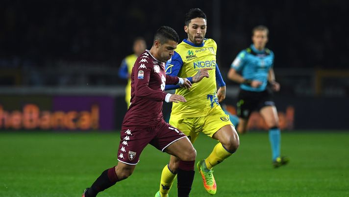 TURIN, ITALY - NOVEMBER 26:  Iago Falque (L) of FC Torino in action against Lucas Nahuel Castro of AC ChievoVerona during the Serie A match between FC Torino and AC ChievoVerona at Stadio Olimpico di Torino on November 26, 2016 in Turin, Italy.  (Photo by Valerio Pennicino/Getty Images) 