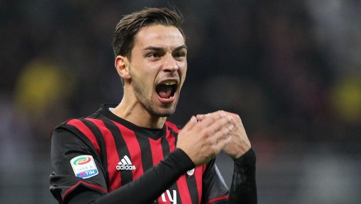 MILAN, ITALY - OCTOBER 22: Mattia De Sciglio of AC Milan celebrates his team-mates goal during the Serie A match between AC Milan and Juventus FC at Stadio Giuseppe Meazza on October 22, 2016 in Milan, Italy. (Photo by Marco Luzzani/Getty Images) Milan, De Sciglio torna in gruppo. Da Pasalic a Suso e Lapadula, le novità di formazione - immagine 1