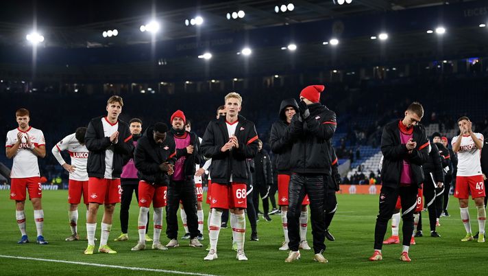 LEICESTER, ENGLAND - NOVEMBER 04: Spartak Moskva players applaud the fans following the UEFA Europa League group C match between Leicester City and Spartak Moskva at The King Power Stadium on November 04, 2021 in Leicester, England. (Photo by Michael Regan/Getty Images) Derby di Mosca per Rangnick: la sua Lokomotiv contro lo Spartak in crisi - immagine 1
