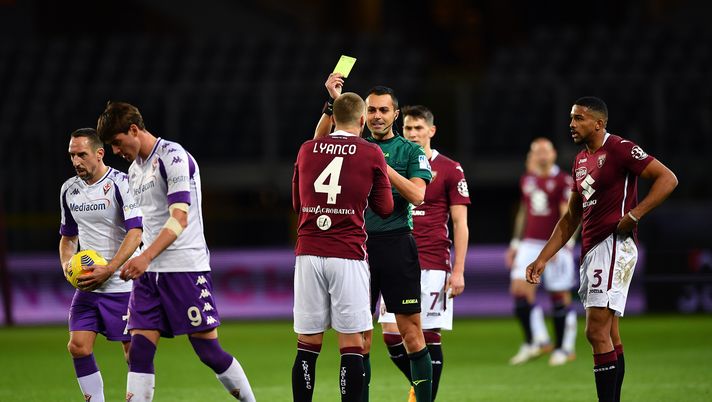 TURIN, ITALY - JANUARY 29: Lyanco of Torino receives a yellow card from referee Marco Di Bello following his challenge on Dusan Vlahovic of Fiorentina during the Serie A match between Torino FC and ACF Fiorentina at Stadio Olimpico di Torino on January 29, 2021 in Turin, Italy. (Photo by Valerio Pennicino/Getty Images) TURIN, ITALY - JANUARY 29: Lyanco of Torino receives a yellow card from referee Marco Di Bello following his challenge on Dusan Vlahovic of Fiorentina during the Serie A match between Torino FC and ACF Fiorentina at Stadio Olimpico di Torino on January 29, 2021 in Turin, Italy. (Photo by Valerio Pennicino/Getty Images)