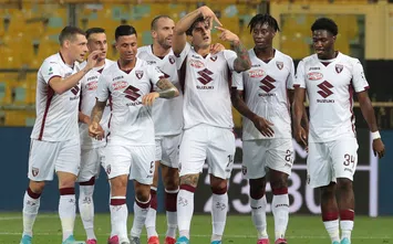  PARMA, ITALY - SEPTEMBER 01: Kevin Bonifazi (C) of Torino FC celebrates with his team-mates after scoring the opening goal during the Serie A match between Atalanta BC and Torino FC at Stadio Ennio Tardini on September 1, 2019 in Parma, Italy. (Photo by Emilio Andreoli/Getty Images)