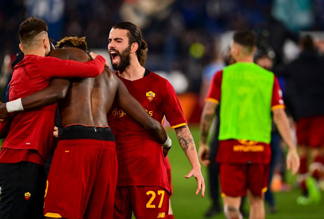 La Roma si scatena: Mancini con la bandiera, Abraham si spoglia – FOTO GALLERY - immagine 10