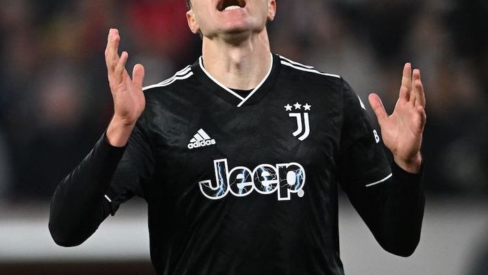 Juventus' Italian forward Federico Chiesa celebrates scoring his team's second goal during the UEFA Europa League Group Last 16 Second Leg football match between SC Freiburg and Juventus Turin in Freiburg, on March 16, 2023. (Photo by CHRISTOF STACHE / AFP) (Photo by CHRISTOF STACHE/AFP via Getty Images) Juve, la probabile formazione contro l’Inter: da Bonucci e Miretti a Chiesa - immagine 1