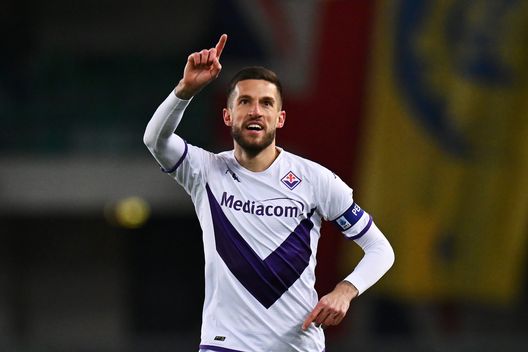 VERONA, ITALY - FEBRUARY 27: Cristiano Biraghi of ACF Fiorentina celebrates after scoring the team's third goal during the Serie A match between Hellas Verona and ACF Fiorentina at Stadio Marcantonio Bentegodi on February 27, 2023 in Verona, Italy. (Photo by Alessandro Sabattini/Getty Images) QS: “La Fiorentina caccia all’inferno il Verona e scopre il suo centravanti”- immagine 2