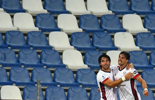  REGGIO NELL'EMILIA, ITALY - SEPTEMBER 20: Giovanni Simeone of Cagliari Calcio celebrates after scoring the opening goal during the Serie A match between US Sassuolo and Cagliari Calcio at Mapei Stadium - Città del Tricolore on September 20, 2020 in Reggio nell'Emilia, Italy. (Photo by Alessandro Sabattini/Getty Images) 