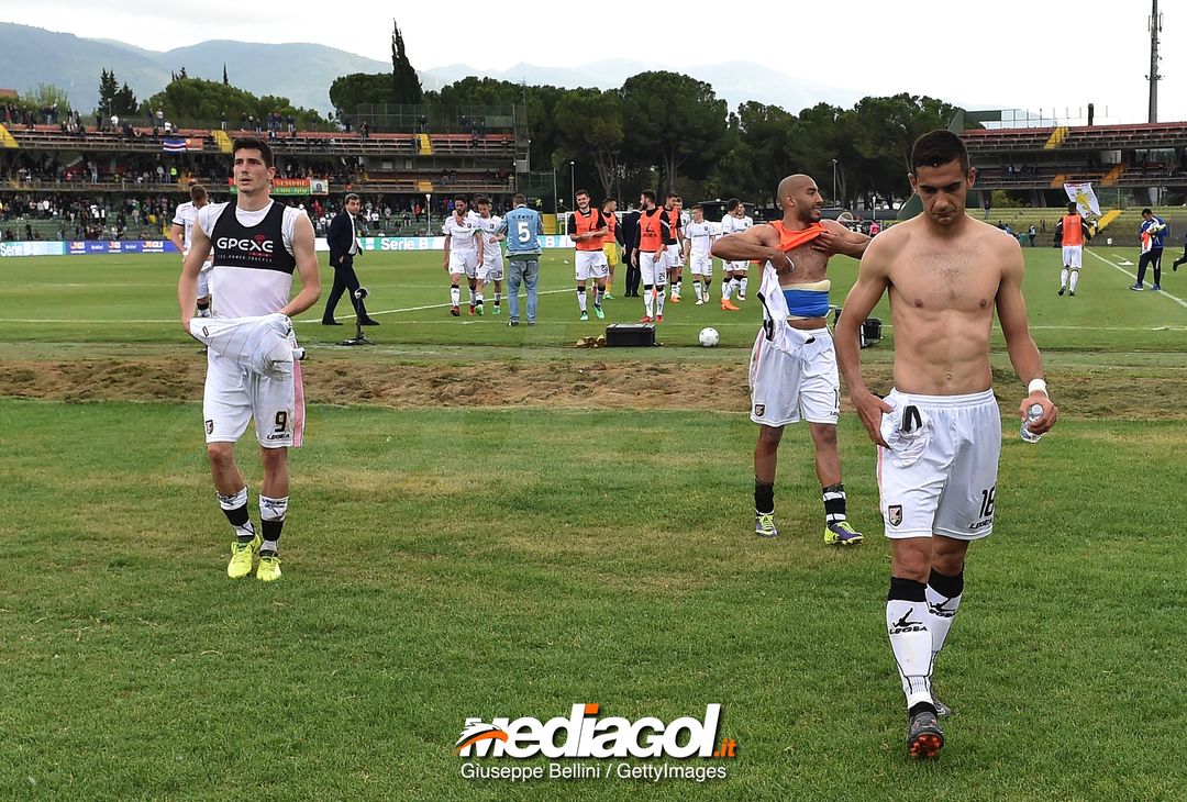  TERNI, ITALY - MAY 05:  Players of US Città di Palermo celebrate the victory after the serie B match between Ternana Calcio and US Citta di Palermo at Stadio Libero Liberati on May 5, 2018 in Terni, Italy.  (Photo by Giuseppe Bellini/Getty Images) 