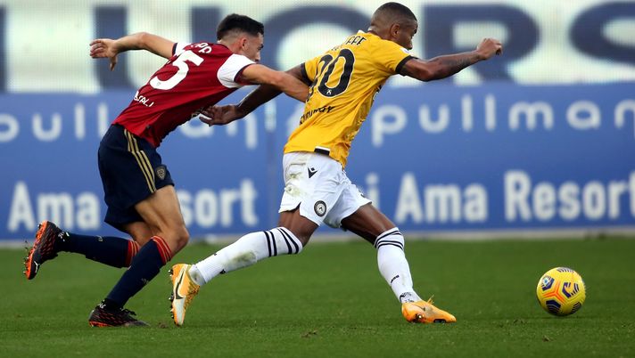 Marvin Zeegelaar e Zappa si contendono il pallone Marvin Zeegelaar e Zappa si contendono il pallone