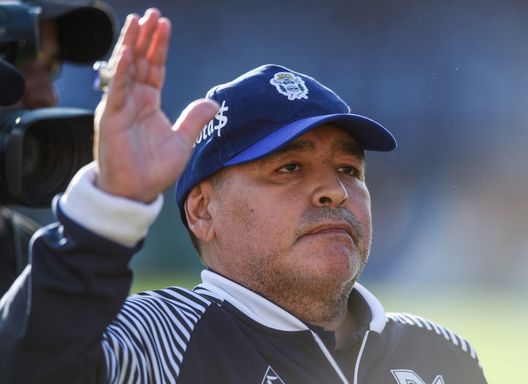 LA PLATA, ARGENTINA - FEBRUARY 08: Diego Maradona coach of Gimnasia y Esgrima La Plata waves to fans as he leaves the pitch after first half during a match between Gimnasia y Esgrima La Plata and Patronato as part of Superliga 2019/20 at Juan Carmelo Zerillo Stadium on February 8, 2020 in La Plata, Argentina. (Photo by Marcelo Endelli/Getty Images) LA PLATA, ARGENTINA - FEBRUARY 08: Diego Maradona coach of Gimnasia y Esgrima La Plata waves to fans as he leaves the pitch after first half during a match between Gimnasia y Esgrima La Plata and Patronato as part of Superliga 2019/20 at Juan Carmelo Zerillo Stadium on February 8, 2020 in La Plata, Argentina. (Photo by Marcelo Endelli/Getty Images)