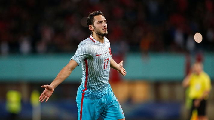 Hakan Calhanoglu, trequartista del Milan, qui con la maglia della Turchia 