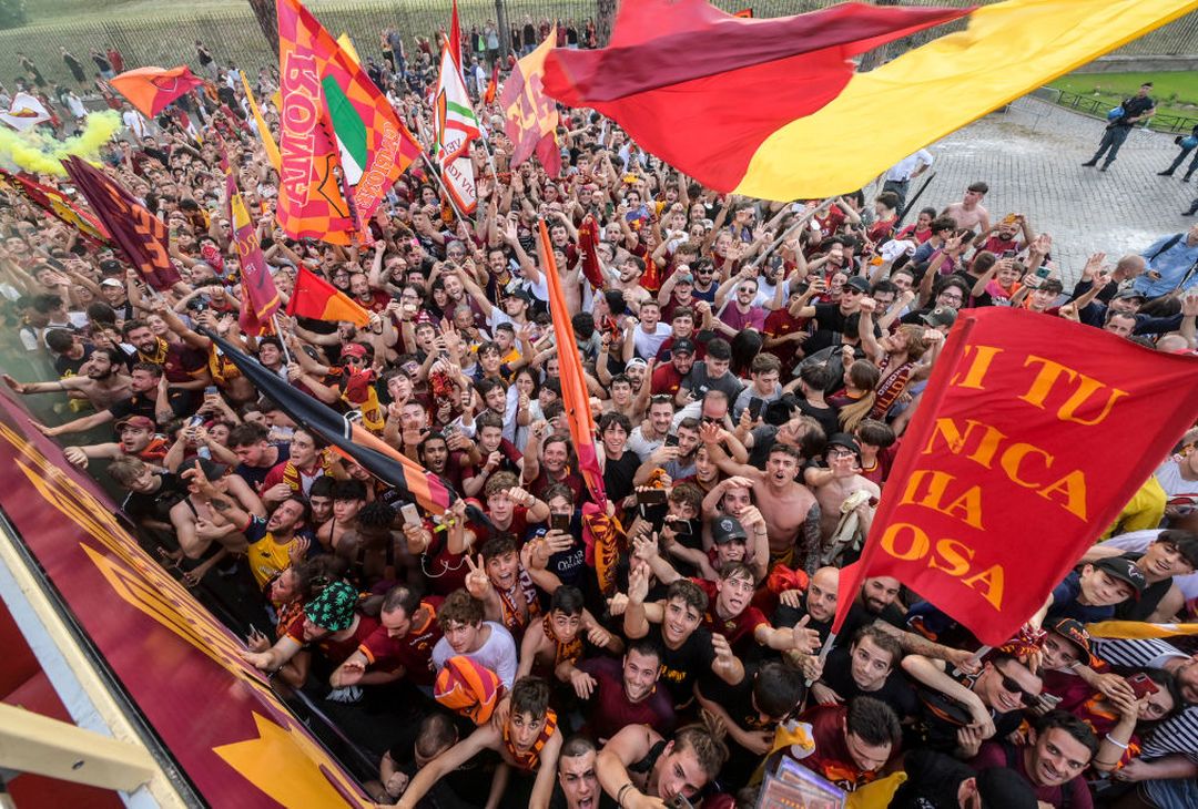 Roma, il popolo giallorosso in festa visto dal pullman della squadra – FOTO GALLERY - immagine 25