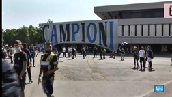 VIDEO Inter, è il giorno della premiazione: dirigibile in cielo, che festa fuori San Siro!